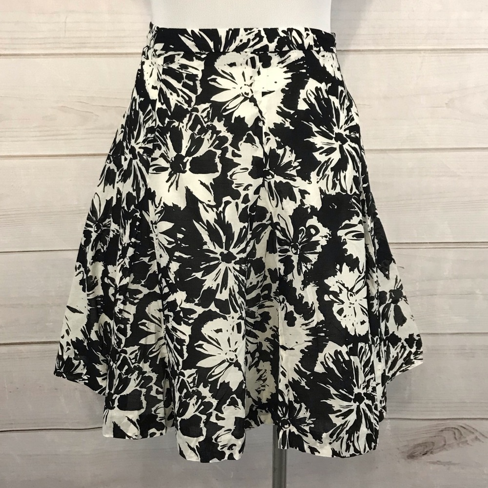 Ann Taylor LOFT Skater Skirt Sz 10 Black and White